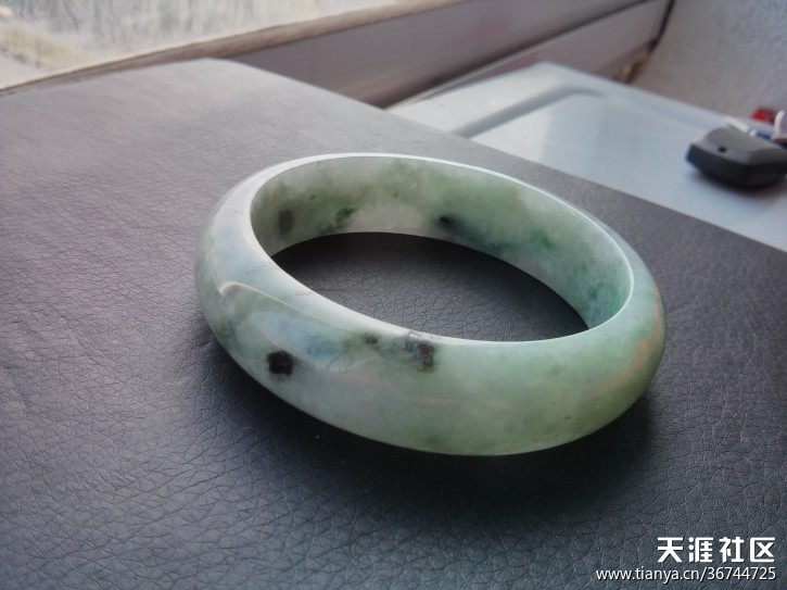 万达购物后抽奖一折买的翡翠玉镯，烦请天涯专家帮忙鉴定一下（多图）-第3张图片-翡翠网