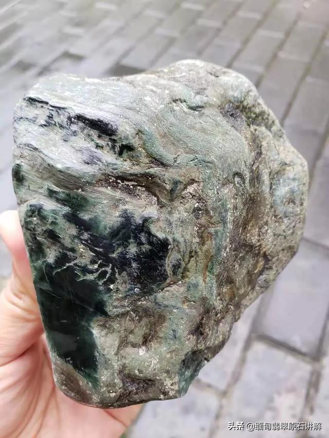 翡翠原石全赌料,看不到内部怎么来判断它的价值所在?靠蒙吗?-第3张图片-翡翠网 翡翠原石全赌料,看不到内部怎么来判断它的价值所在?靠蒙吗?-第3张图片-翡翠网