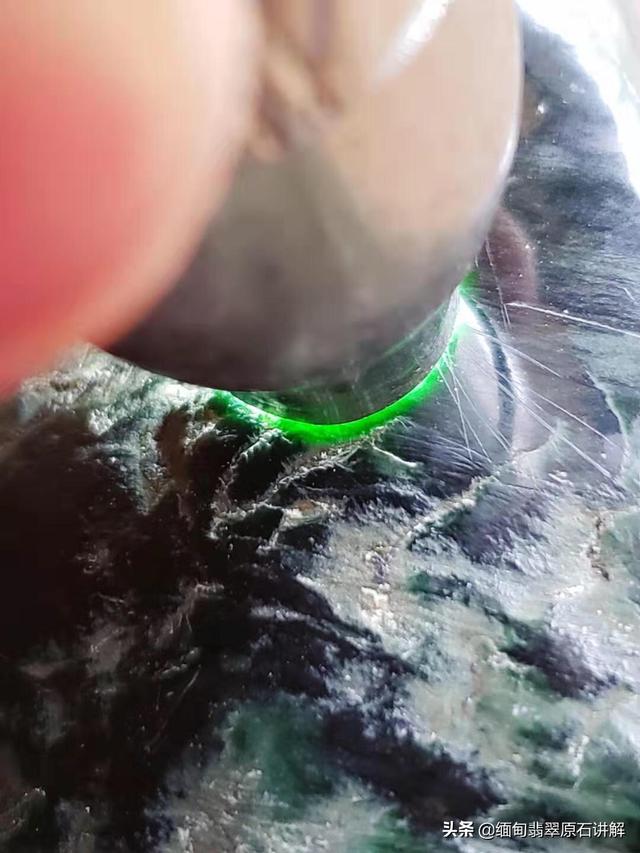 翡翠原石全赌料,看不到内部怎么来判断它的价值所在?靠蒙吗?-第6张图片-翡翠网 翡翠原石全赌料,看不到内部怎么来判断它的价值所在?靠蒙吗?-第6张图片-翡翠网