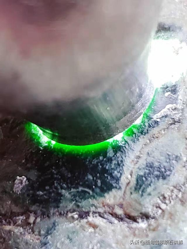 翡翠原石全赌料,看不到内部怎么来判断它的价值所在?靠蒙吗?-第5张图片-翡翠网 翡翠原石全赌料,看不到内部怎么来判断它的价值所在?靠蒙吗?-第5张图片-翡翠网