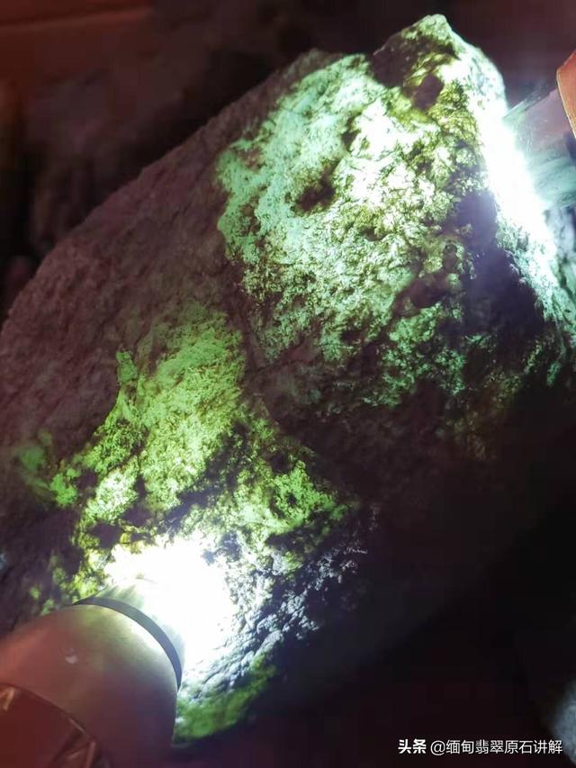 怎样才能判断一块翡翠原石可不可以切呢?-第3张图片-翡翠网 怎样才能判断一块翡翠原石可不可以切呢?-第3张图片-翡翠网