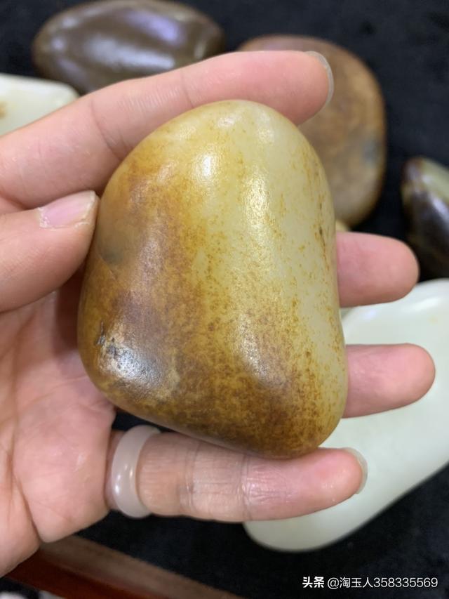 怎样挑选新疆和田玉把件？-第7张图片-翡翠网