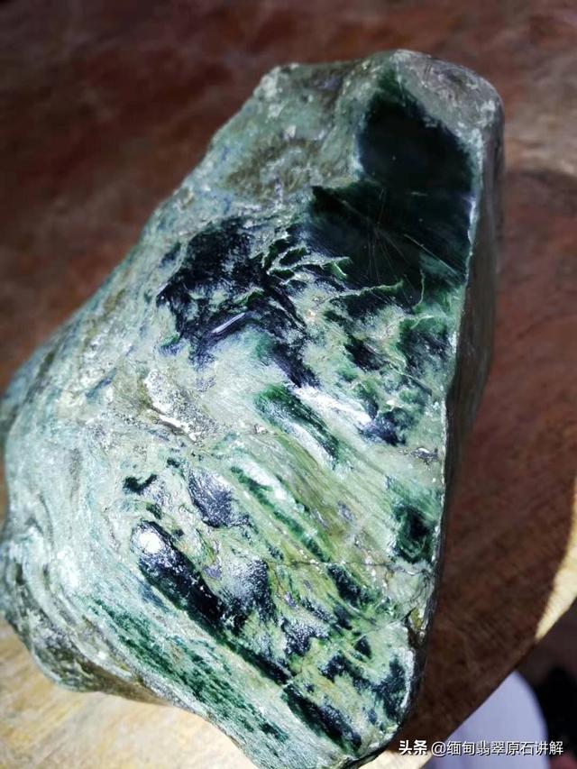 翡翠原石全赌料,看不到内部怎么来判断它的价值所在?靠蒙吗?-第4张图片-翡翠网 翡翠原石全赌料,看不到内部怎么来判断它的价值所在?靠蒙吗?-第4张图片-翡翠网