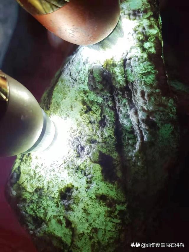 怎样才能判断一块翡翠原石可不可以切呢?-第2张图片-翡翠网 怎样才能判断一块翡翠原石可不可以切呢?-第2张图片-翡翠网