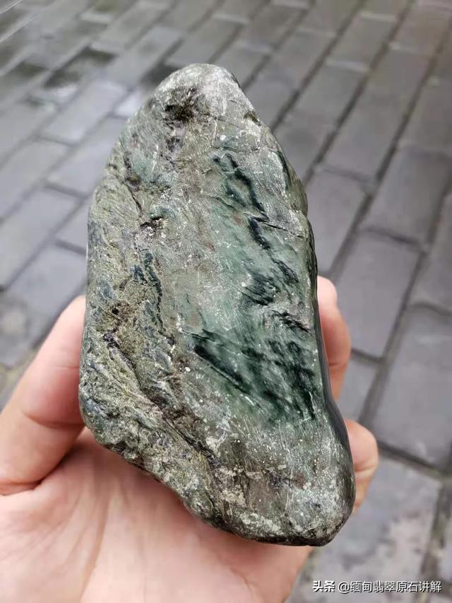 翡翠原石全赌料,看不到内部怎么来判断它的价值所在?靠蒙吗?-第2张图片-翡翠网 翡翠原石全赌料,看不到内部怎么来判断它的价值所在?靠蒙吗?-第2张图片-翡翠网