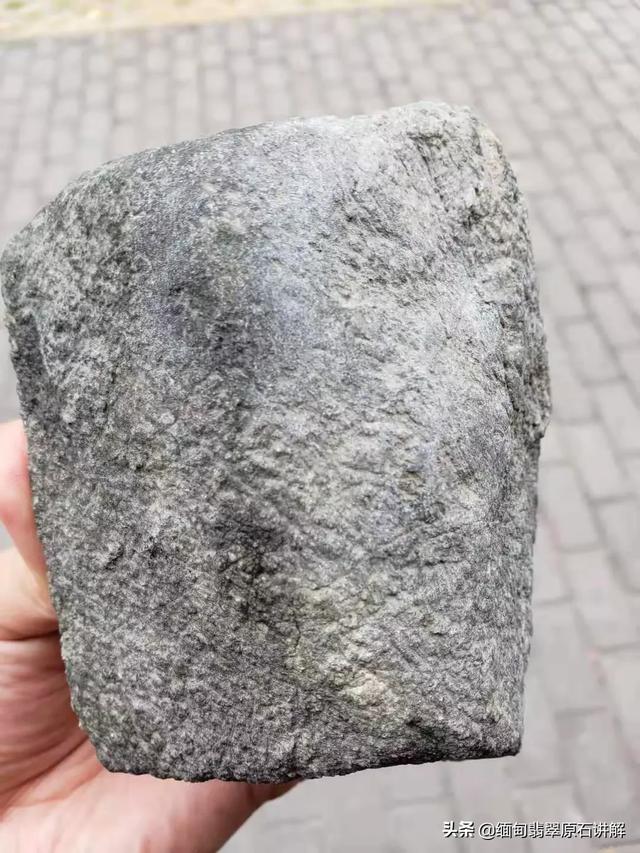 怎样才能判断一块翡翠原石可不可以切呢?-第1张图片-翡翠网 怎样才能判断一块翡翠原石可不可以切呢?-第1张图片-翡翠网