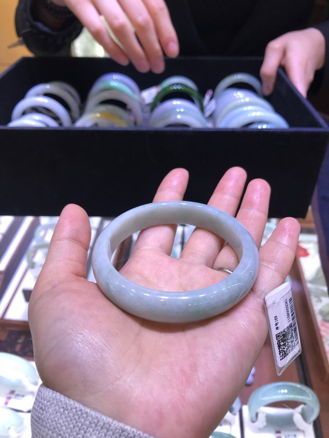 吐槽一下周六福买玉镯气得吐血的经历-第1张图片-翡翠网 吐槽一下周六福买玉镯气得吐血的经历-第1张图片-翡翠网