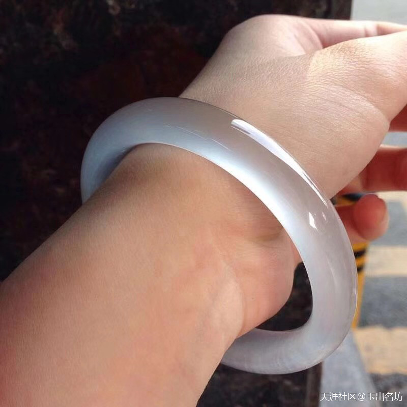 冰种无色翡翠----纯净且高雅(转载)-第1张图片-翡翠网 冰种无色翡翠----纯净且高雅(转载)-第1张图片-翡翠网