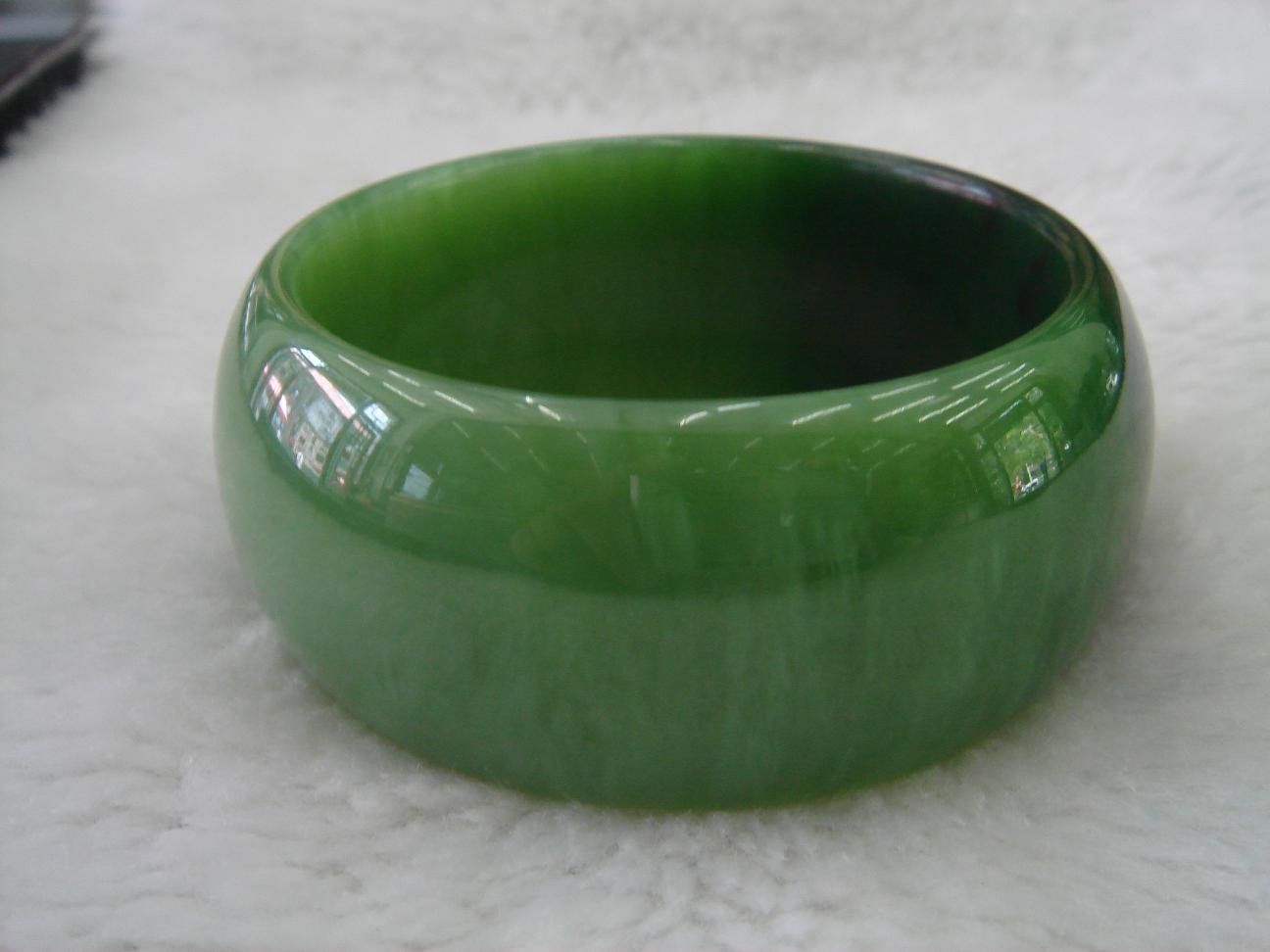 漂亮的碧玉手镯(贴图)-第1张图片-翡翠网