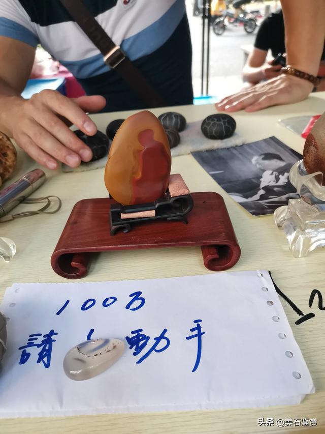 谁知道这是什么石头?估一下价格?-第3张图片-翡翠网 谁知道这是什么石头?估一下价格?-第3张图片-翡翠网