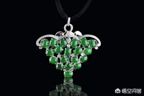 花8万买翡翠,你会买手镯,还是买挂件?-第1张图片-翡翠网 花8万买翡翠,你会买手镯,还是买挂件?-第1张图片-翡翠网