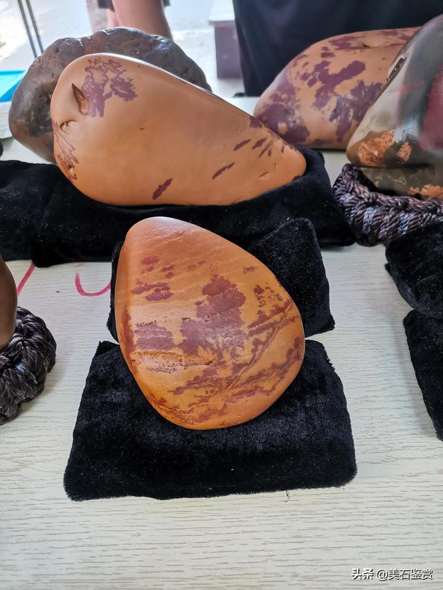 谁知道这是什么石头?估一下价格?-第4张图片-翡翠网 谁知道这是什么石头?估一下价格?-第4张图片-翡翠网