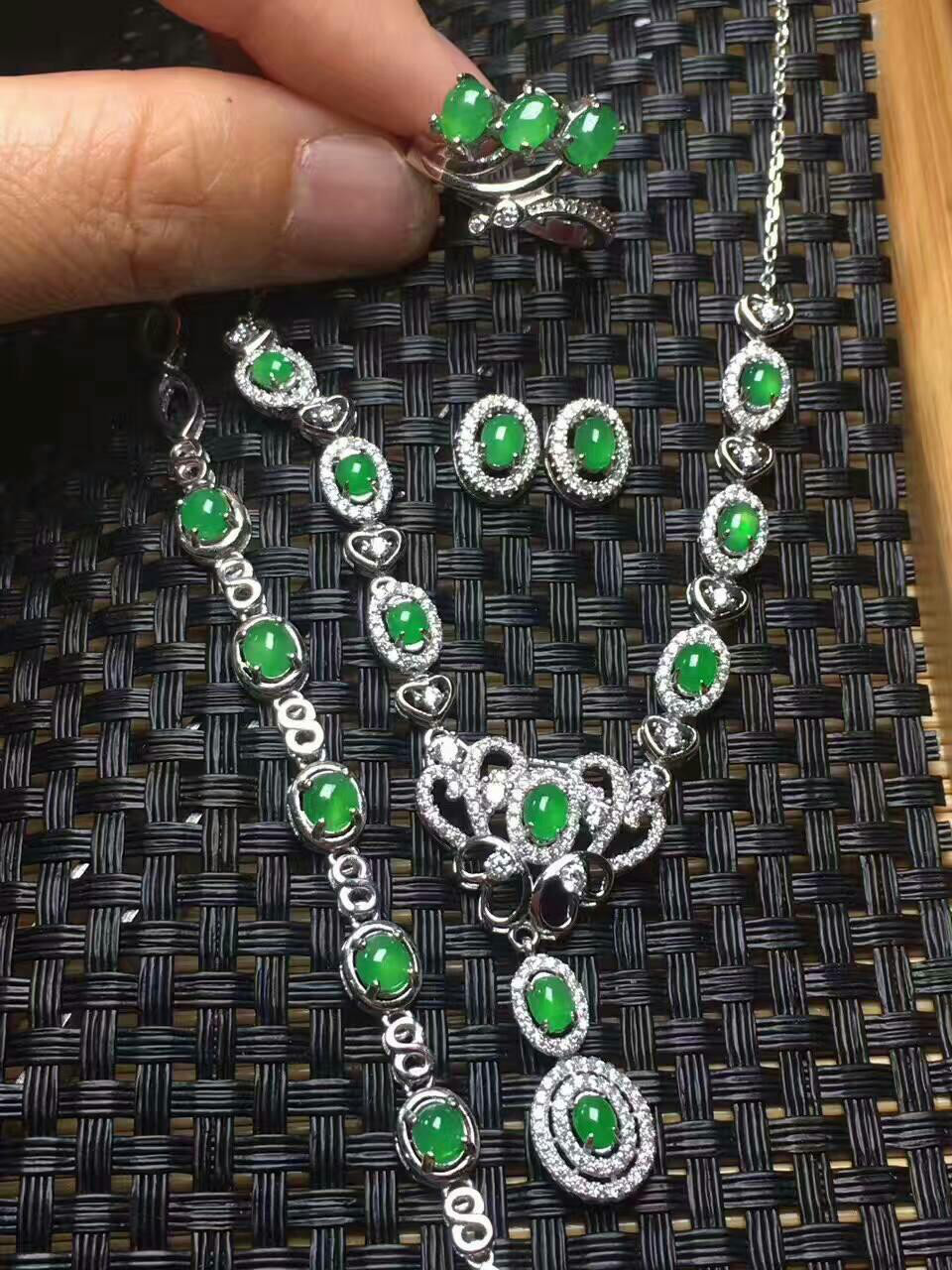 翡翠首饰-第4张图片-翡翠网 翡翠首饰-第4张图片-翡翠网