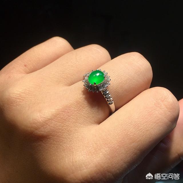 1万元能买到什么样的翡翠吊坠?-第4张图片-翡翠网 1万元能买到什么样的翡翠吊坠?-第4张图片-翡翠网