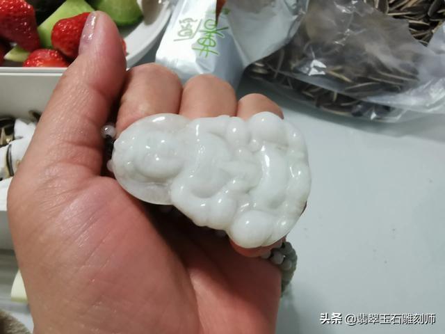 朋友送的，说是翡翠，大家给看看这个吊坠怎么样？-第2张图片-翡翠网