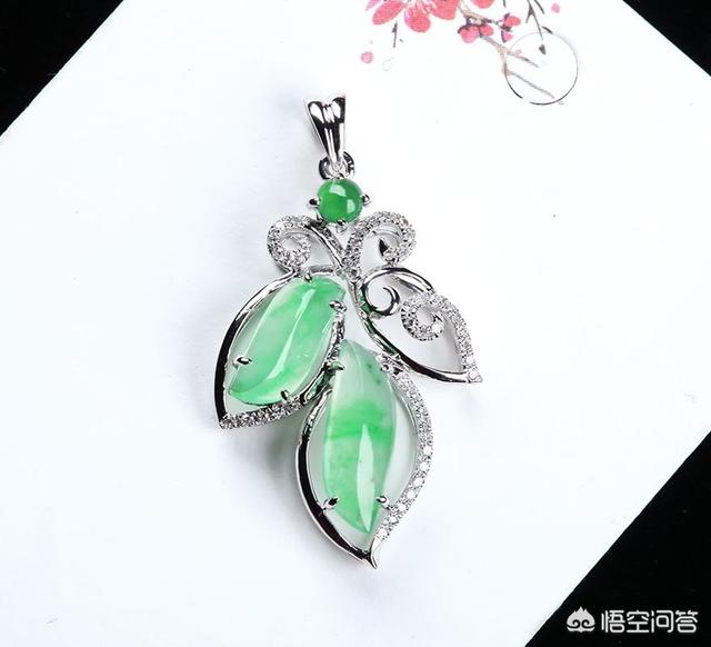 1万元能买到什么样的翡翠吊坠?-第5张图片-翡翠网 1万元能买到什么样的翡翠吊坠?-第5张图片-翡翠网