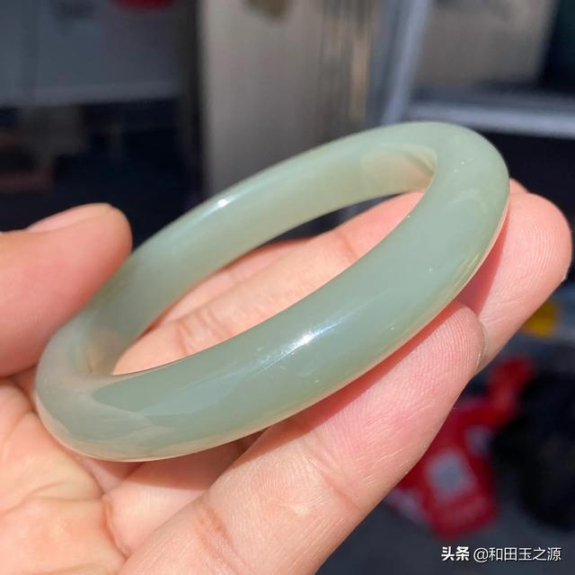和田玉且末料青白玉手镯比韩料好在哪里?-第2张图片-翡翠网 和田玉且末料青白玉手镯比韩料好在哪里?-第2张图片-翡翠网