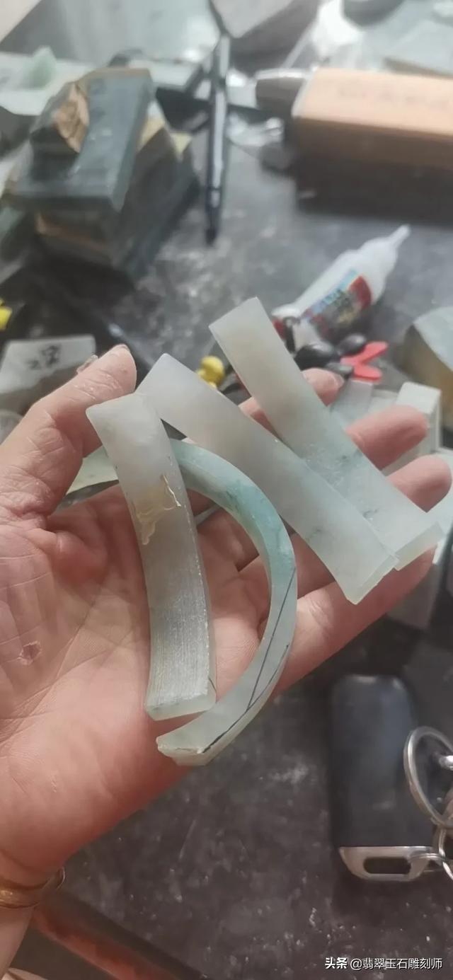 朋友送的，说是翡翠，大家给看看这个吊坠怎么样？-第3张图片-翡翠网