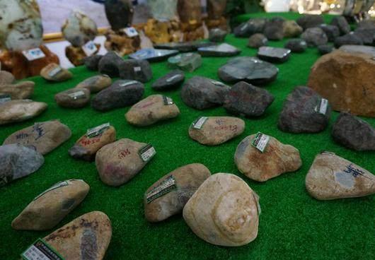 亿级翡翠原石是什么样的?-第7张图片-翡翠网 亿级翡翠原石是什么样的?-第7张图片-翡翠网