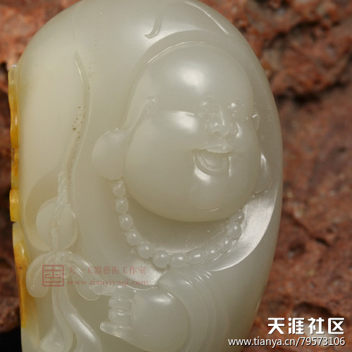 【天一玉器】新疆和田玉白玉黄皮籽料挂件 小佛 65克 鉴赏(转载)-第1张图片-翡翠网