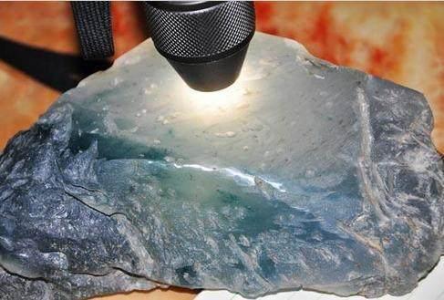 亿级翡翠原石是什么样的?-第9张图片-翡翠网 亿级翡翠原石是什么样的?-第9张图片-翡翠网