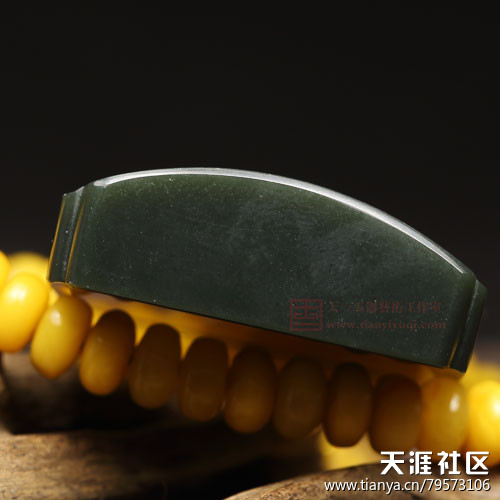 【天一玉器】新疆和田墨碧玉挂件 平安如意牌 46克 鉴赏(转载)-第5张图片-翡翠网