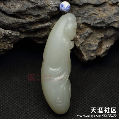 【天一玉器】新疆和田玉白玉洒金皮籽料挂件 小佛 30克 鉴赏(转载)-第3张图片-翡翠网