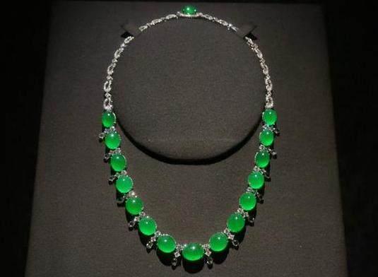 亿级翡翠原石是什么样的?-第13张图片-翡翠网 亿级翡翠原石是什么样的?-第13张图片-翡翠网