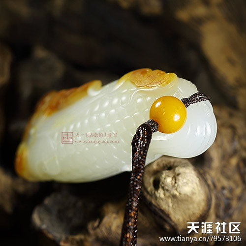 【天一玉器】新疆和田玉黄皮籽料挂件 多子多福 57克(转载)-第7张图片-翡翠网