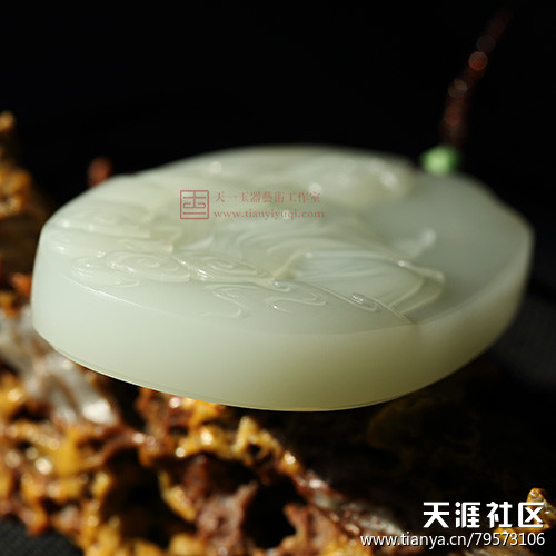 【天一玉器】新疆和田玉洒金皮籽料挂件 净瓶观音 90克(转载)-第8张图片-翡翠网