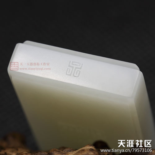 【天一玉器】新疆和田玉原色皮籽料挂件 我心明月 41克(转载)-第6张图片-翡翠网