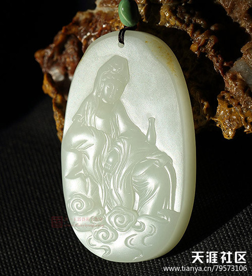 【天一玉器】新疆和田玉洒金皮籽料挂件 净瓶观音 90克(转载)-第1张图片-翡翠网