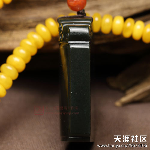 【天一玉器】新疆和田墨碧玉挂件 平安如意牌 46克 鉴赏(转载)-第4张图片-翡翠网