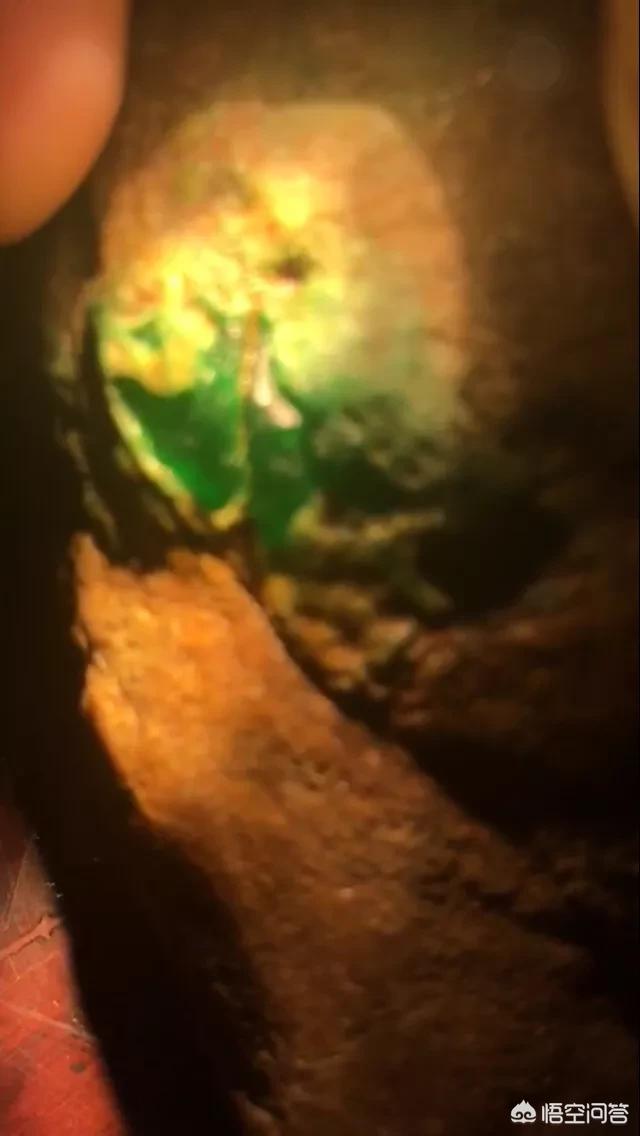 翡翠原石里为什么会有“半山半水”的料子？-第1张图片-翡翠网