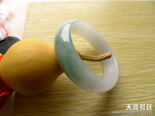 相亲啦 寻找有缘人 翡翠飘绿手镯-第1张图片-翡翠网