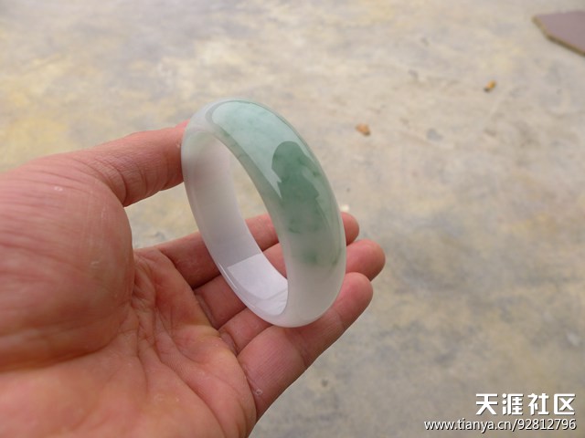 相亲啦 寻找有缘人 翡翠飘绿手镯-第6张图片-翡翠网