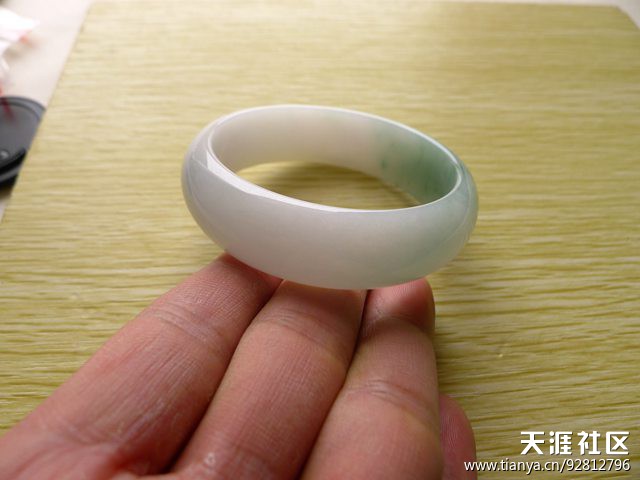 相亲啦 寻找有缘人 翡翠飘绿手镯-第5张图片-翡翠网