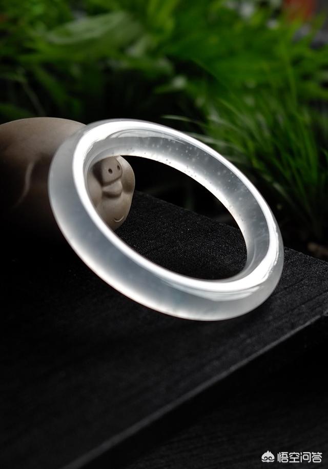 为何有些人把价值上千万的玻璃种翡翠锁在保险柜里?-第1张图片-翡翠网 为何有些人把价值上千万的玻璃种翡翠锁在保险柜里?-第1张图片-翡翠网