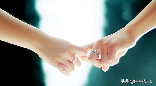 戒指戴在中指有什么含义？-第1张图片-翡翠网