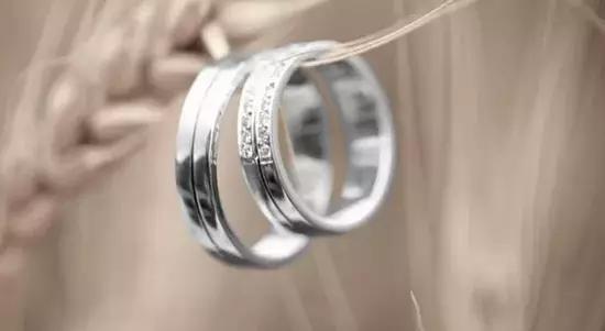 戒指是非常常见的珠宝首饰,它的来历是什么?戴戒指有什禁忌?-第1张图片-翡翠网 戒指是非常常见的珠宝首饰,它的来历是什么?戴戒指有什禁忌?-第1张图片-翡翠网