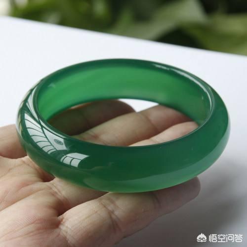 怎么选玉手镯,红翡翠好还是绿翡翠好?-第2张图片-翡翠网 怎么选玉手镯,红翡翠好还是绿翡翠好?-第2张图片-翡翠网