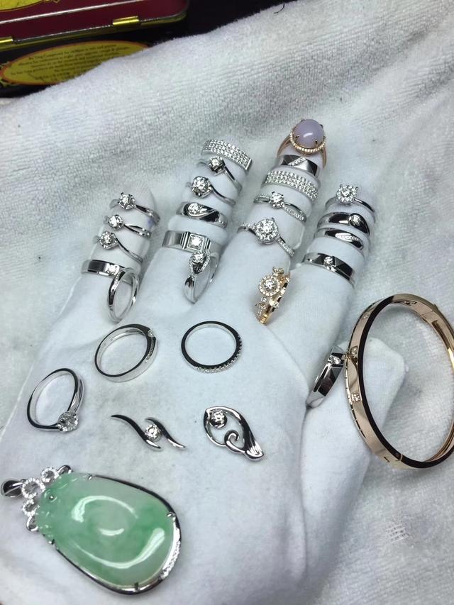 一些金店怎么没有铂金戒指?店员回答说不流行了,店员会劝你买18K金,还说保值?真的吗?-第2张图片-翡翠网 一些金店怎么没有铂金戒指?店员回答说不流行了,店员会劝你买18K金,还说保值?真的吗?-第2张图片-翡翠网