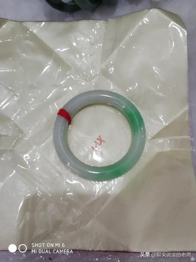 新入门,各位大神帮忙看一下,这个手镯价值如何?-第3张图片-翡翠网 新入门,各位大神帮忙看一下,这个手镯价值如何?-第3张图片-翡翠网