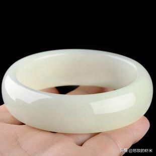什么样的玉手镯好看又显高贵?-第1张图片-翡翠网 什么样的玉手镯好看又显高贵?-第1张图片-翡翠网