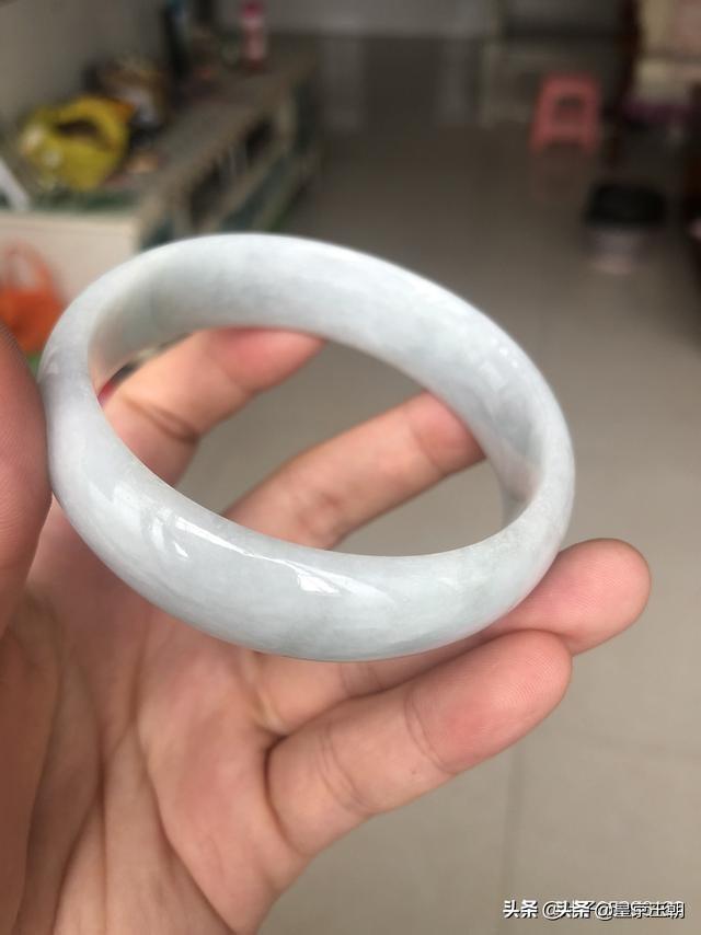 哪位**帮我看看我的这只手镯什么品种，价位如何？-第1张图片-翡翠网