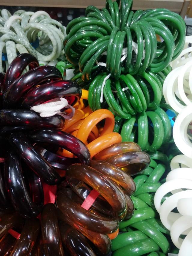 手镯真假鉴定方法是什么?-第2张图片-翡翠网 手镯真假鉴定方法是什么?-第2张图片-翡翠网