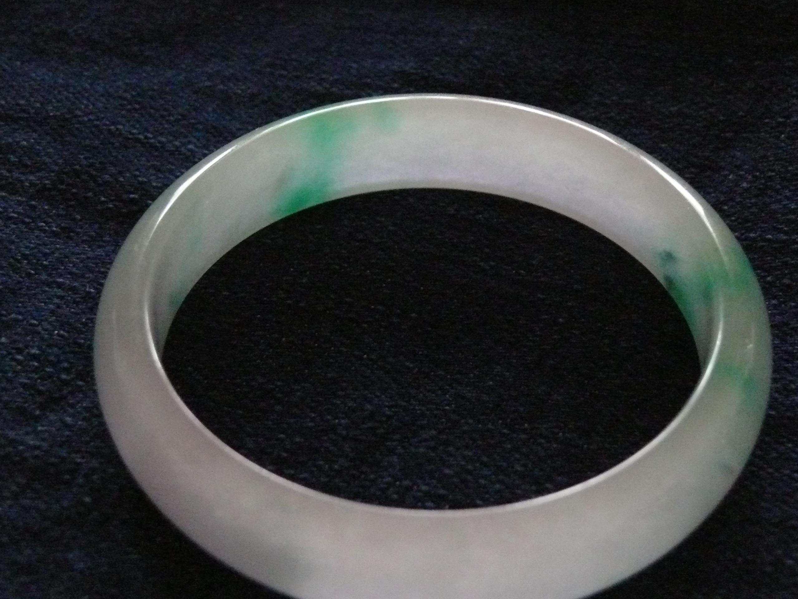 我收集的手镯,大家帮忙给个意见-第2张图片-翡翠网 我收集的手镯,大家帮忙给个意见-第2张图片-翡翠网