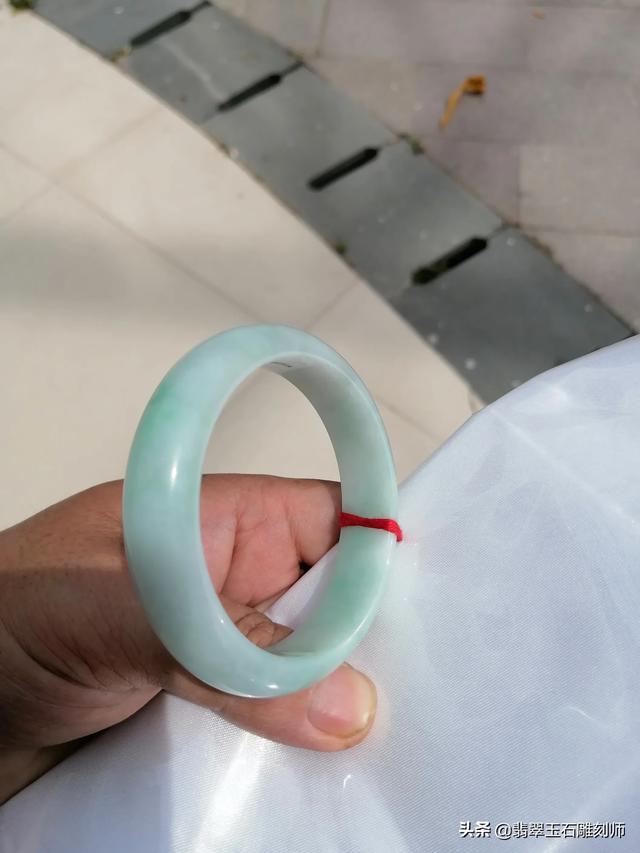 请问大家觉得这个手镯怎么样,值多少钱?-第3张图片-翡翠网 请问大家觉得这个手镯怎么样,值多少钱?-第3张图片-翡翠网