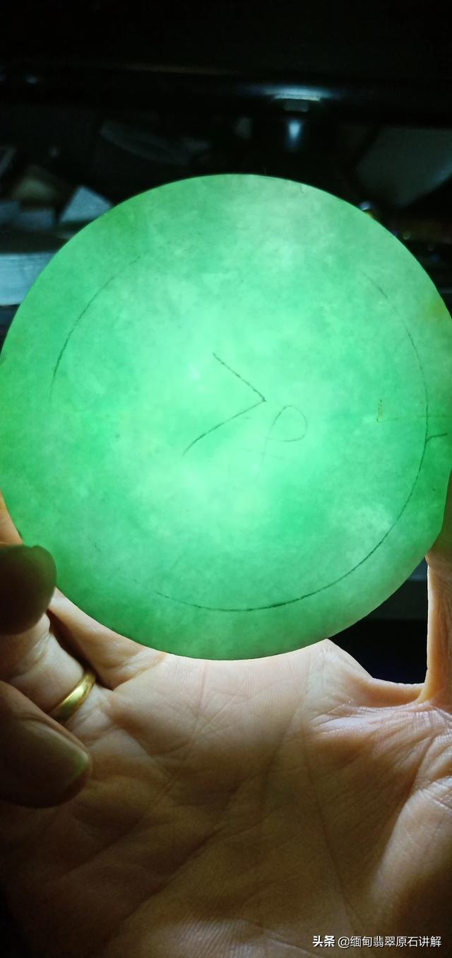 大神可以帮忙看看这个玉镯是否有值得继续养的价值吗?-第7张图片-翡翠网 大神可以帮忙看看这个玉镯是否有值得继续养的价值吗?-第7张图片-翡翠网