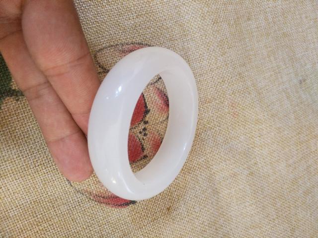 手镯真假鉴定方法是什么?-第1张图片-翡翠网 手镯真假鉴定方法是什么?-第1张图片-翡翠网